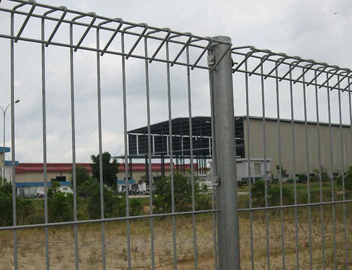 How to install wire mesh fences on high voltage equipment？