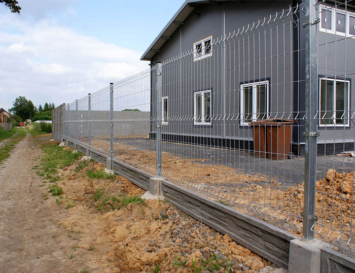Why the zinc steel wire mesh fence should be cleaned before it is preserved?