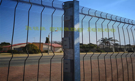 Advantages And Disadvantages Of Hot Dip Molding Process Of Clearvu Fence